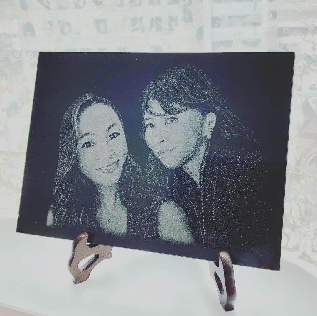 のインスタグラム：「歓迎会で頂いたもう一つのすごいもの😆‼️ 大理石に点字で描かれた私と母❣️❣️ #感謝 #自由が丘クリニック #歓迎 #母と私 #自由が丘クリニックインターナショナル上海 #jiyugaokaclinic #jiyugaokaclinicinternationalshanghai  #美容アンチエイジング専門医 #黒田愛美」