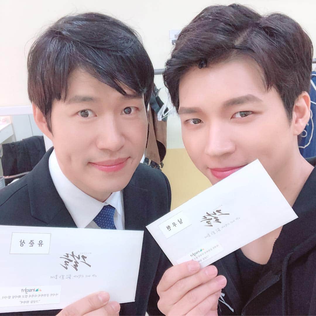 ウヒョン のインスタグラム：「뮤지컬 그날들 준상형님이랑 두번째 매진!! 감사합니다 꾸벅 파이팅 #뮤지컬그날들 #그날들#유준상 #남무영 #남우현」