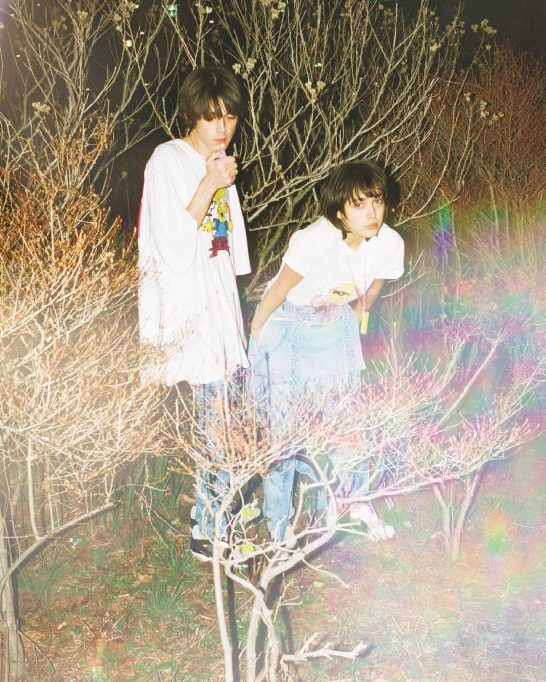 のインスタグラム：「春の月の明るい夜に、僕は妹と暗闇でもお互いが見えるくらい明るい春のファッションをまとい。夜な夜なハングアウト。アニメの悪役になりきったりして。たまには、こうして2人で着るお揃いファッションも悪くない。最新トレンドのユーティリティやハイテクアイテムを身につけて、春の装いをアップデートして夜の街へ出よう。  may issue BROTHER, TAKE ME FOR A WALK.  model @claude0417 @malaciel photographer @swdknt styling @masataka_hattori hair&makeup @shinyakawamurashinyakawamura  CLAUDE t-shirt @off____white bottoms,socks @alyxstudio necklace @ambush_official sneakers @orphic_shoes_tokyo  MALA t-shirt @off____white bottoms @alyxstudio necklace @ambush_official sneakers @orphic_shoes_tokyo 《NYLON guys JAPAN Instagram ▶︎ @nylonguysjapan 》 #nylonjapan #nylonjp #nylonguysjapan #brothertakemeforwalk #fashion #springfashion #culture #caelumjp」