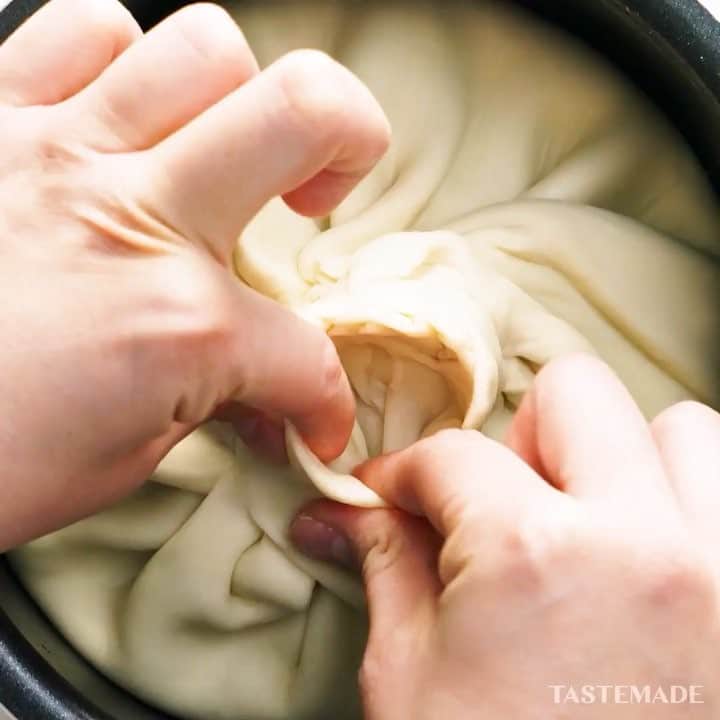 のインスタグラム：「【肉の洪水】炊飯器で巨大小籠包🐼⁣⠀ ⁣⠀ スマホアプリはレシピを簡単に探せるよ📲⠀⁣⠀ ダウンロードはプロフィールのURLをクリック👆⠀⁣⠀ ⁣⠀ ■材料⠀⁣⠀ ⁣⠀ 《ゼラチンボール》⁣⠀ ＊お湯　150ml⁣⠀ ＊鶏がらスープの素　小さじ2⁣⠀ ＊粉ゼラチン　7g⁣⠀ ⁣⠀ 《生地》⁣⠀ ＊強力粉　200g⁣⠀ ＊塩　小さじ1⁣⠀ ＊砂糖　小さじ1⁣⠀ ＊ごま油　小さじ1⁣⠀ ⁣⠀ 《肉ダネ》⁣⠀ ＊豚ひき肉　300g⁣⠀ ＊酒　大さじ1⁣⠀ ＊オイスターソース　大さじ1⁣⠀ ＊ごま油　小さじ2⁣⠀ ＊おろしショウガ　小さじ2⁣⠀ ＊おろしニンニク　小さじ2⁣⠀ ＊干し椎茸（戻したもの）　2枚分⁣⠀ ＊たけのこの水煮　50g⁣⠀ ＊玉ねぎのみじん切り　1/2個分⁣⠀ ＊片栗粉　大さじ2⁣⠀ ⁣⠀ 水　20ml⁣⠀ ⁣⠀ ■手順⠀⁣⠀ ⁣⠀ ⠀【事前準備】⁣⠀ 1.《生地》の材料はこね合わせておく⁣⠀ 2.《肉ダネ》の材料はこね合わせておく⁣⠀ ⁣⠀ ⁣⠀ 【本手順】⁣⠀ ⁣⠀ 1. ボールにゼラチンボールの材料を混ぜ合わせて、冷蔵庫で冷やし固める⁣⠀ 2. 生地を直径20cmの円形に伸ばす⁣⠀ 3. 炊飯器に生地を乗せ、上に具材を広げる⁣⠀ 4. 真ん中にゼラチンボールを乗せ、さらに具材を被せるように乗せる⁣⠀ 5. 生地の縁をつまみ、ひだを寄せて包む⁣⠀ 6. 炊飯器に水を入れ、炊飯スタートする（1時間）⁣⠀ ⁣⠀ ⁣⠀ ⁣⠀ #food #foodie #cooking #recipe #tastemade #japan #japanese #japanesefood #dumplings⁣⠀ #chinesefood #tasty⁣⠀ ⁣⠀ ⁣⠀ #料理 #クッキング #レシピ #おうちご飯 #おうちごはん #おうちカフェ #ランチ #お昼ごはん #夜ごはん #ディナー #小籠包 #飲茶 #中華料理 #ジューシー #炊飯器⁣⠀ ⁣⠀」