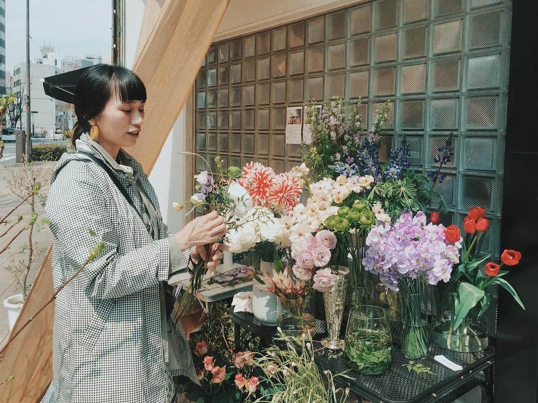 naoko tawaraさんのインスタグラム写真 - (naoko tawaraInstagram)「今日は @nunu.hanabata のイベントへ。久々のちかさん♡ 店頭には季節の花がたくさん届いていて、すっかり春。鮮やかな色に香り！ウキウキするなぁ。 春のお花を中心にブーケを作ってもらいました。瑛菜も抱っこされてご満悦です。 明日まで開催してるのでみなさまぜひに。 #nunu #flower #bouquet #spring #西天満 #event #popupshop #ヌヌザ #ヌヌ #えな抱っこチャレンジ」3月30日 18時59分 - noknok705