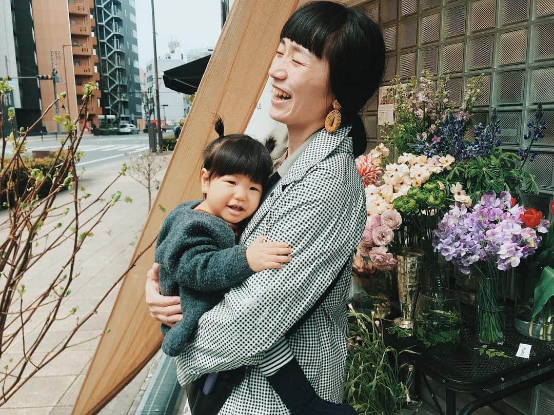 naoko tawaraのインスタグラム：「今日は @nunu.hanabata のイベントへ。久々のちかさん♡ 店頭には季節の花がたくさん届いていて、すっかり春。鮮やかな色に香り！ウキウキするなぁ。 春のお花を中心にブーケを作ってもらいました。瑛菜も抱っこされてご満悦です。 明日まで開催してるのでみなさまぜひに。 #nunu #flower #bouquet #spring #西天満 #event #popupshop #ヌヌザ #ヌヌ #えな抱っこチャレンジ」
