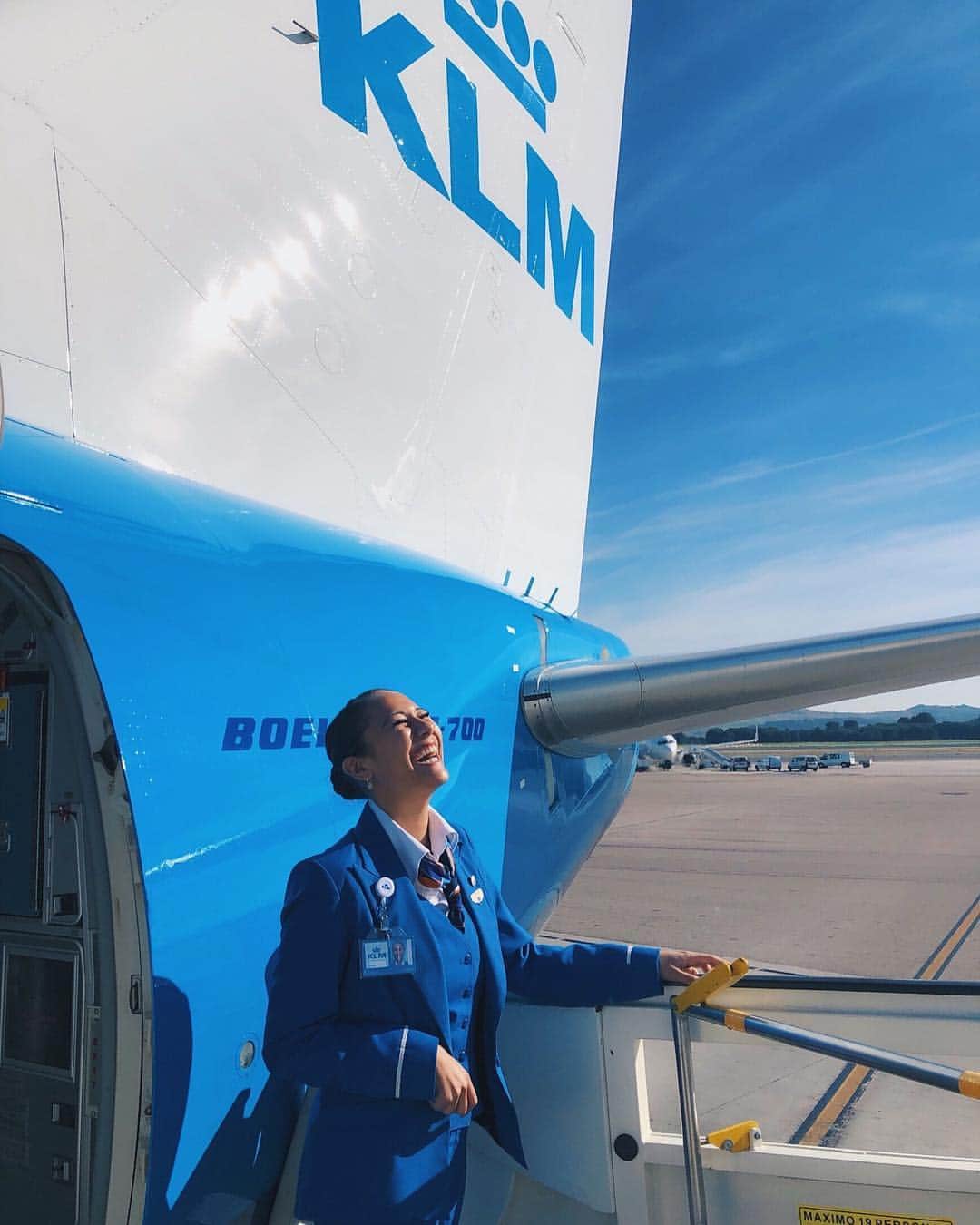 のインスタグラム：「Happy weekend 🌞 #KLM #RoyalDutchAirlines #flyKLM ⁣⁣📸 by @laurendelpeut •⠀ •⠀ •⠀ #weekend #saturday #fun #sunshine #sunny #sun #relax #relaxingtime #weekendvibes #weekendtime #relaxing #havingfun #boeing #aviation #travel」