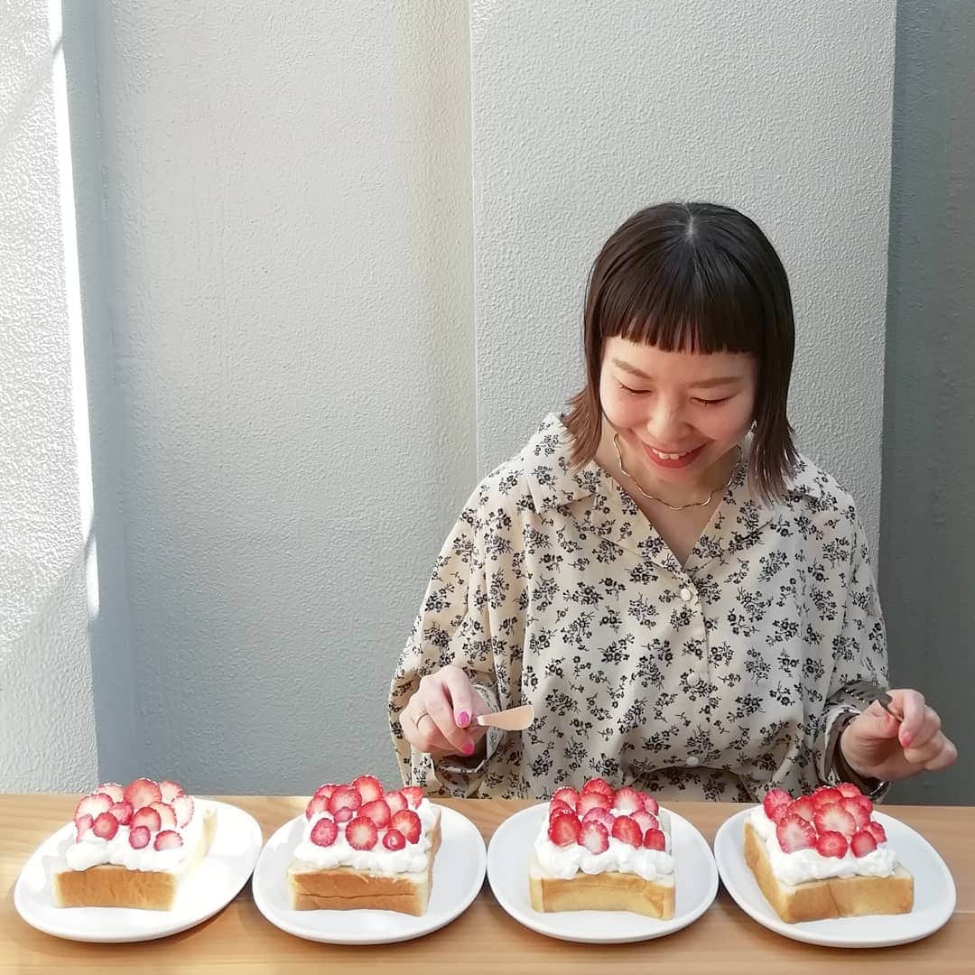 のインスタグラム：「★#カフェ好き ★ . @dotcomspacetokyo. 苺メニューがむしょうに 食べたくなる季節🍓🍓🍓. . ✔トップス‥.@discoat_official. . #dotcomspacetokyo #原宿#原宿グルメ  #原宿ランチ #グルメ #原宿スイーツ #苺 #原宿カフェ #harajuku  #harajukucafe #café  #discoat #discoat_ootd  #インスタ探検隊  #Strawberry#苺スイーツ  #苺サンド #いちご #いちご好き #いちごスイーツ  #インスタグルメアワード2019  #インスタ映え #ファッション #ootd #instafood  #ファインダー越しの私の世界  #SWEETS#cafe」