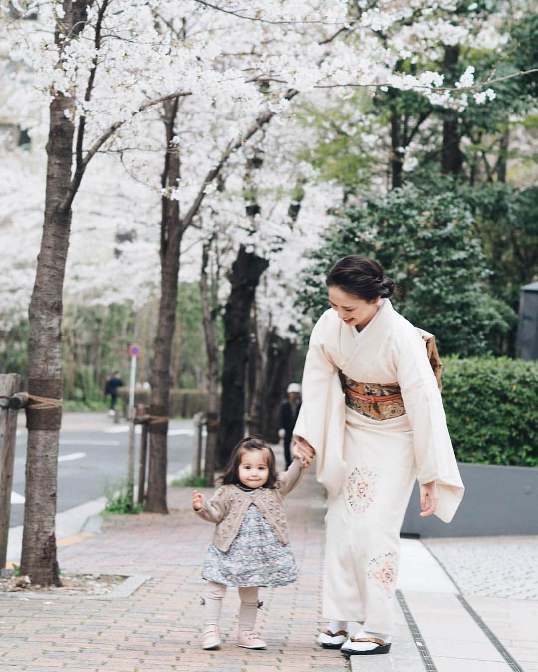 大橋菜央さんのインスタグラム写真 - (大橋菜央Instagram)「Hanami🌸 The cherry trees were in full blossom . . . 今日は元メンバーの結婚式へ👰 美しく心温まる素晴らしい披露宴で みんな入場から退場まで何度涙したことか😭💓 . 恐れ多くも鏡開きに参加させて頂いたので母に着付けてもらい久々にお着物で👘🍶 . そのままその足でアークヒルズにお花見🌸 去年のお花見はエルゴの中で寝ていただけのMiaが もう自分の足で 行きたい方向に向かって歩いているなんて... 1年で人はこんなにも成長するのかと改めて驚かされた日😆✨ . . . #たれ眉  #なぜか今日はしっかり眉 #日によってMiaの眉毛が変わる  #七不思議 #お花見 #お花見2019 #arkhills #アークヒルズ #都会の穴場 #桜スポット#お着物 #赤ちゃんのいる暮らし #生後13ヶ月 #1歳1ヶ月 #miababyliving」3月30日 19時11分 - naoliving