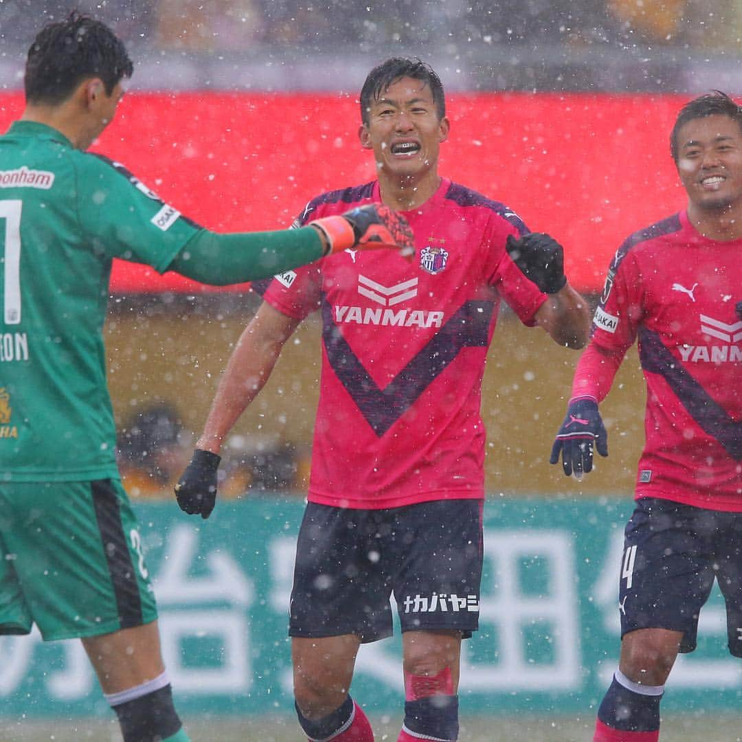 のインスタグラム：「. ＼雪降る仙台で、C大阪が勝利‼︎／ 都倉賢、田中亜土夢がチームを勝利に導くゴール⚽️ (Photo:J.LEAGUE) . 🏆#明治安田生命J1リーグ 第5節 🆚#ベガルタ仙台 0-2 #セレッソ大阪 ⚽️#都倉賢(35分)、#田中亜土夢(72分) . #soccer #football #jleague #J1 #vegalta #vegaltasendai #cerezo #cerezoosaka #サッカー #フットボール #Jリーグ #コトシハJガハンパナイ #⚽️」
