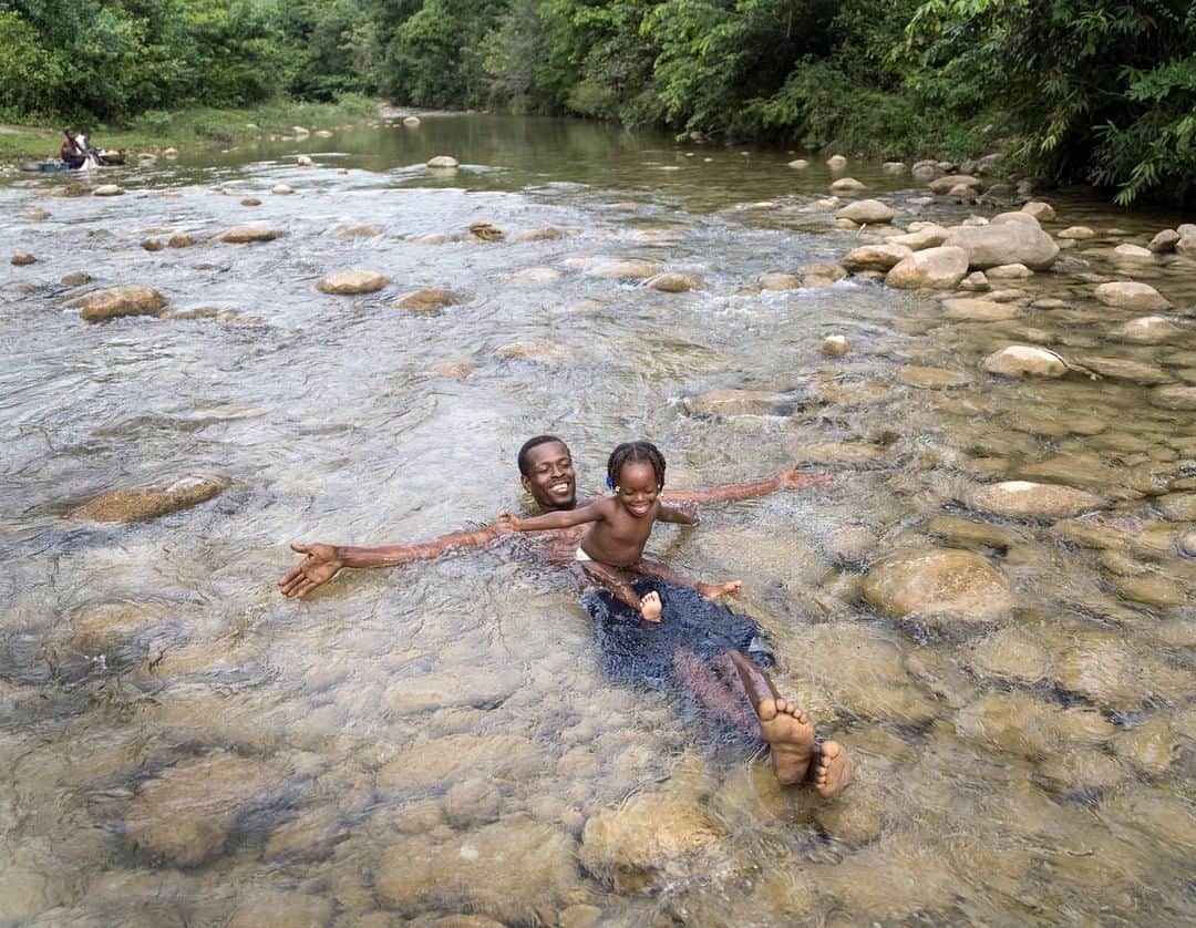 National Geographic Travelさんのインスタグラム写真 - (National Geographic TravelInstagram)「Photo by @gabrielegalimbertiphoto | From my project FATHERS. Maniche, Haiti – Jhonny (32) and Jiounelca (2) - Jhonny was born in Maniche, a small village in the jungle in the south of Haiti, and that’s where he has always lived. His daughter Jiounela was born 2 years ago. He lives with his daughter and his wife in a tiny house near the river, in the middle of the forest, completely disconnected from every modern comfort, including electricity. Jhonny raises animals and grows fruits and vegetables. Everything he produces goes towards feeding his family. Sometimes he goes fishing on the river, even though, to hear him tell it, he's not very good at it. He spends a lot of time with his daughter. Their favorite activity is playing in the water. #haiti #father #river」3月30日 19時04分 - natgeotravel
