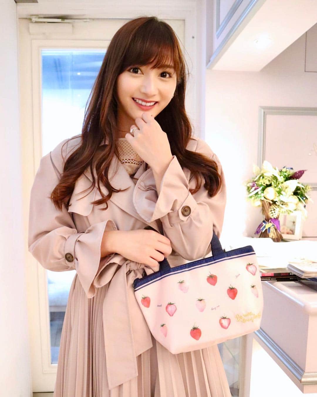 のインスタグラム：「春らしいいちご柄の保冷バッグ🍓 暖かくなってきたこの頃、大活躍中です💕 実はこれ、ゼクシィ5月号の付録なんです👀  結婚が決まってすぐに買ったゼクシィですが、毎月ためになる情報がたくさん載っているし、眺めているだけで幸せな気持ちになります💓 内容はもちろん、付録もいつも豪華で楽しみなんだ✨  今月はウェディングドレスもオーダーしたし、ダイエットも始めなきゃ！ということでAYAさんのBEAUTY BOOKを一番見てるかな👼  他にも結婚の常識マナーや準備の段取りブックなど知っておきたい情報がたくさん載っています💕  雑誌だけではなくゼクシィの公式アカウント @zexyrecruit にも素敵なドレスの写真や実際の結婚式の写真がたくさん紹介されてるよ💒  雑誌は近くの本屋さんやコンビニにもあるし、送料無料だからネットで買っても🙆‍♀️です💓 https://zexy.net/xy/ig/1903/  #wedding#weddingdress#zexy#dress#proposal#pr#プレ花嫁#ゼクシィ#付録#保冷バッグ#プロポーズ#結婚準備#結婚式#苺」