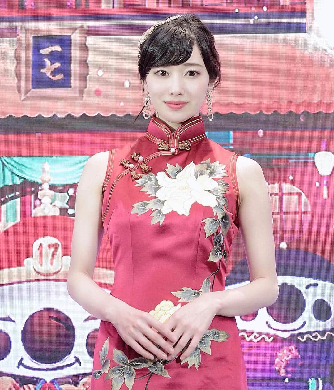 のインスタグラム：「. 去年は青でしたが、 今年は赤のチャイナドレス🥰🌸 . #チャイナドレス #ワインレッド #モダンチャイナ #チャイナ服 #dressup #dresscode #台湾 #taipei #台北 #17Live #配信 #看護師」