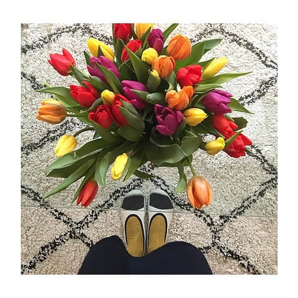 コレジアンのインスタグラム：「The ballet flat is essential in every French girl's wardrobe. Coco #Chanel designed the iconic two-tone ballet flats back in the 50s. She took inspiration from the sands of Deauville and introduced a two-tone shoe where the sands of the beach would yield a specific colour punctuated by a chic black tip. ❤️ . Collégien spring/summer collections have always included ballet-flats, as an alternative to slipper-socks. Our designers’ inspiration comes from fashion, trends, the arts and culture, so the two-tone ballet-flat was inevitable! 😊 . There are so many options in our shop online! Ballet-flats come in so many different colours and styles. Add a feminine finish to your look! These ballet-flats will be the best companion of your feet! 🥰👌 . . . 🇫🇷 La ballerine est devenue une pièce iconique incontournable ! La référence mode est la ballerine Chanel, une IT pièce, une ballerine iconique ! Le but de #chanel, inscrire cette pièce indémodable dans un environnement ultra-moderne, influencé par la mode streetwear... . Chez Collégien, nous proposons depuis plusieurs années une alternative estivale aux chaussons ! Nos stylistes, largement inspirées au quotidien, par les tendances, la mode, les influences culturelles et artistiques, nous ont proposées une version intemporelle, un classique indémodable de notre ballerine et le bicolore s’est alors imposé ! 👏😊 . Découvrez sur notre site, la diversité de modèles de ballerines, classiques ou rock, il y en a pour tous les goûts ! Un modèle féminin pour être bien chaussé au quotidien ! 😃😍 Alors, prêt à franchir le pas ? . . . #collegien #collegien_officiel #newin #cc #chanel #shoesaddict #shoeaddiction #shoestagram #ballerina #sotd #shoegame #shoesoftheday #instamum #balletflats #laC #jマダムのおしゃれ#大人カジュアル #シャネルバレリーナ #casualstyle #ootd #outofit #instafashion #instapic #instadaily #instaphoto #spring #flowers」