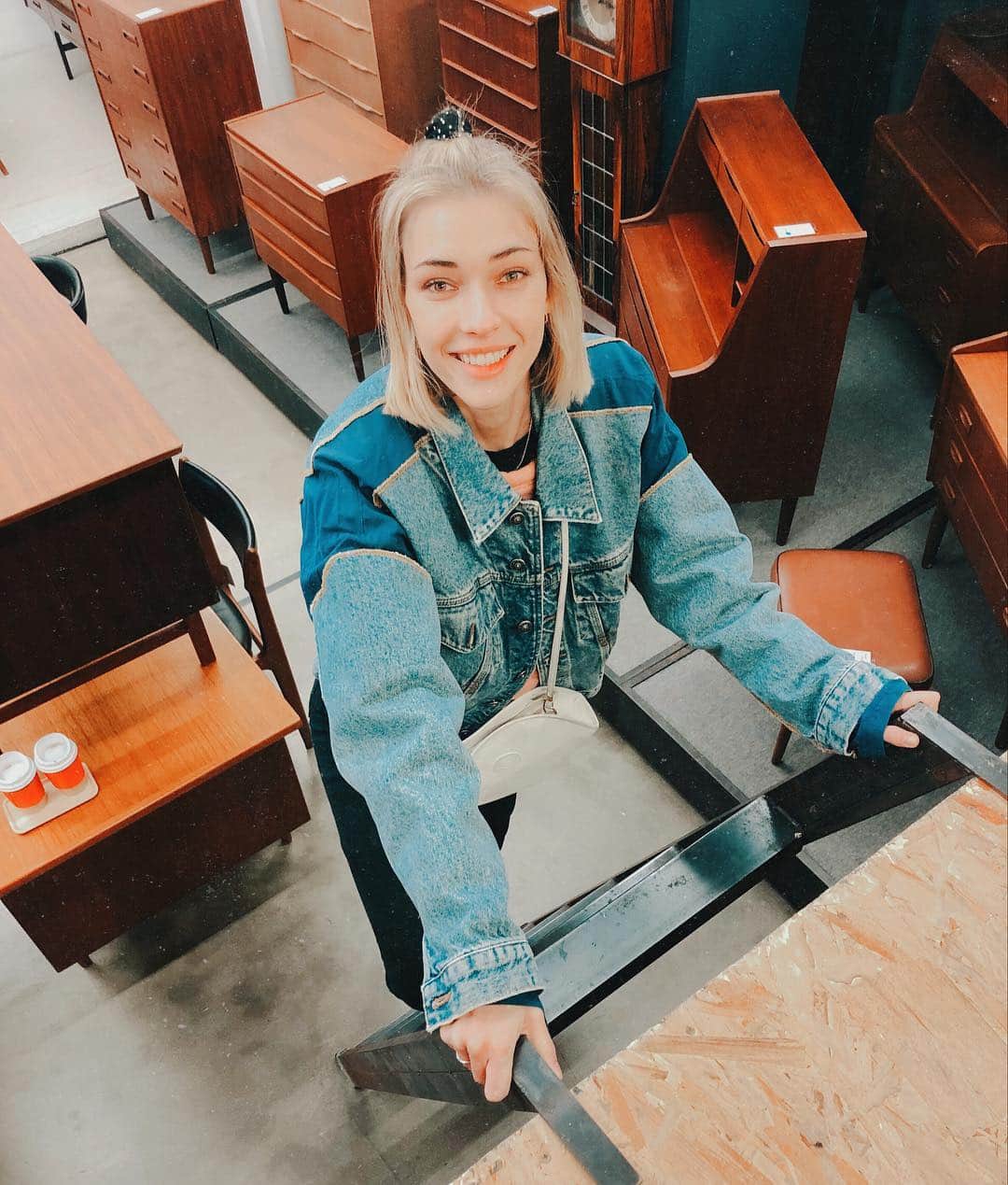 ステファニー・ミチョヴァのインスタグラム：「What’s the perfect weekend? Doing something I love, spending time with someone I love, dancing in the car and two day old cold pizza. Just things that make me smile ❤️ Do something that your heart happy! 마음이 행복해지는 일들로 가득하길 바래요 !」