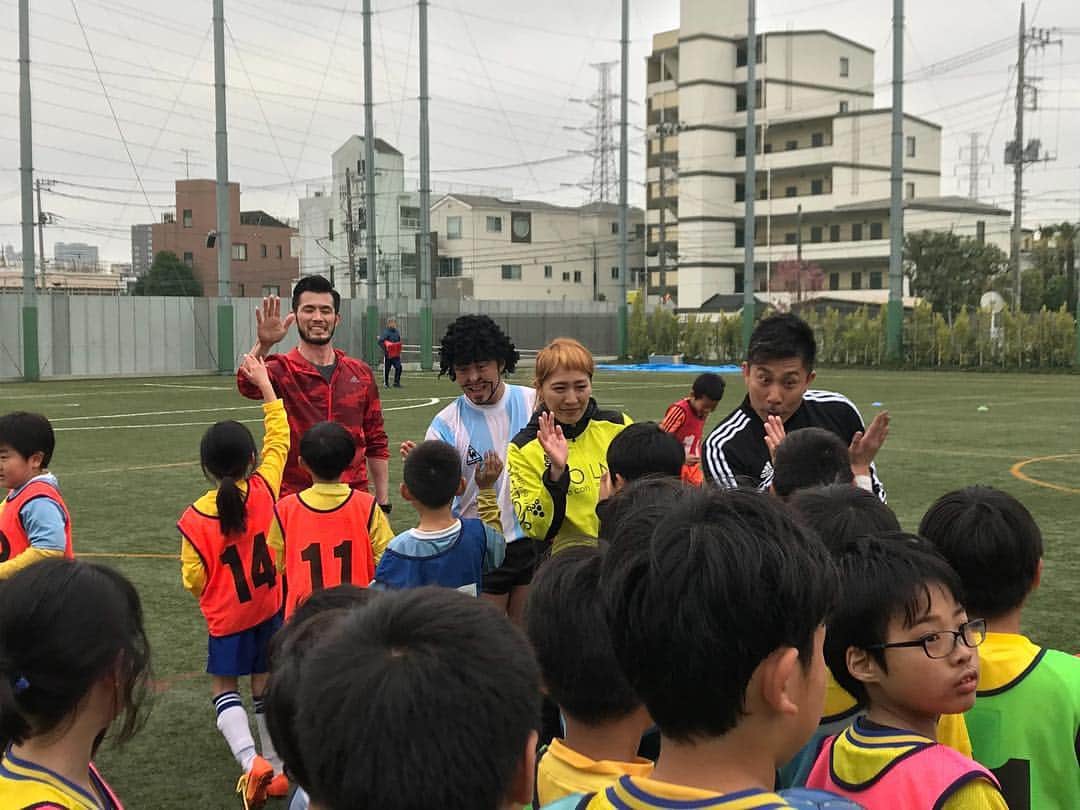 丸山桂里奈さんのインスタグラム写真 - (丸山桂里奈Instagram)「本日、朝からトークショー、そしてサッカー教室でした😊💡トークショーは午前にやり、午後はサッカー教室を二部に分けてやらせていただきました⚽️ゾノさんとは、丸園音楽堂というラジオをな、な、なんと明日からやらせていただくので、最近よくお会いさせていただいてますが、サッカー選手としてゾノさんとサッカー教室をやらせていただくなんてもはや感激を通過して笑えてしまうくらいです🐖🌈🐏⤴︎ そして、私が全くこんな感じなのでトークショーもサッカー教室もゾノさんに抱っこに抱っこで重たいぞというくらい、フォローやリードをしていただきました🐏🐖もちろん大好きなゾノさんですが、(人間として)サッカー選手としても昔と変わらず技術がすごくて、みていて最高に楽しくプレーさせていただいても楽しすぎて、時間があっとゆーまでした😊💡今日は元Jリーガーの川股さんと、あのマラドーナとご一緒させていだきました⚽️さすがのマラドーナ、裏のボール全てキメるくらいシュートが的確で笑っちゃいました🤭⤴︎ですが、なんか爽快すぎてカルピスを上から頭にかけるくらいなインパクトがあり、子供達にも「神の手」コールをされるくらい大人気でした🇦🇷そして、控え室でのディエゴ加藤マラドーナさんとの会話が永遠に続き大爆笑で、笑いでお腹が破壊されました😨⤴︎⤴︎⤴︎⤴︎⤴︎⤴︎いい意味でです。 そんなこんなで、身体はクタクタですがそれだけ真剣に向き合った証拠です。関係者の皆様、ありがとうございました🤭💡⤴︎⚽️またぜひ、よろしくお願いします🐖🐖🐖そして、今からお誕生日会です。 だいぶ帰り道に渋滞で時間かかったので、慌てて遅れるパターンです🤭また、インスタしますねー❤️ #前園さん #ゾノさん #トークショー #サッカー教室 #とにもかくにも人生の先輩 #ドリブル師匠 #うますぎる #憧れ #優しさの塊 #大好きな人 #サッカーていいな #こうしてご一緒するだけで幸せ #縁起をたくさんいただきます #明日から丸園音楽堂開始 #みなさまよろしくお願いします #いい意味で #インスタバエ」3月30日 19時07分 - karinamaruyama
