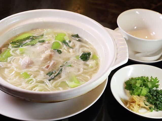 東京カレンダーさんのインスタグラム写真 - (東京カレンダーInstagram)「「鶏と青菜の土鍋煮込みそば」。鶏出汁の香りがふわりとわきたつ。スープをひとくちいただけば、鶏の旨味を凝縮したスープが身体にじんわり染み込んでいく。 #新橋亭新館 #新橋 #shimnashi #東京カレンダー #東カレ #tokyocalendar」3月30日 19時21分 - tokyocalendar