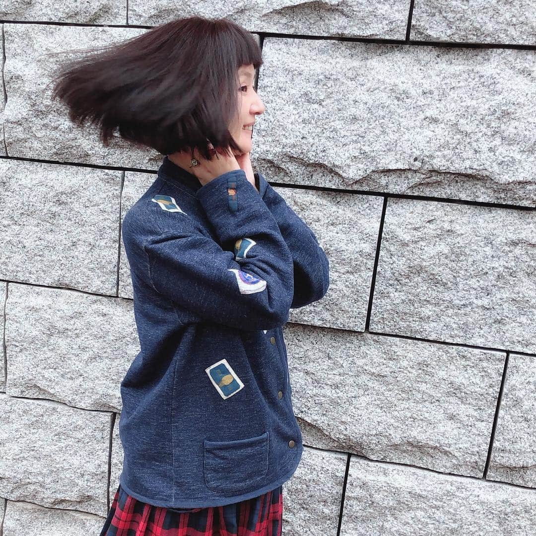 千秋さんのインスタグラム写真 - (千秋Instagram)「美容院 @unami_hair へ💇🏻‍♀️ カットは後ろも短め。春なので後ろに軽さを持たせて丸みのある重めのボブ。 カラーはルビーバイオレット。ピンクというよりラベンダーぽいカラー。 わたしの担当は今は増永さん。  ちなみに娘の担当は、最近トミー（富永さん）になりました。  増永さんに富永さん、ややこしいけど今後ともよろしくお願いします✂️ #美容院 #アンアミ #unami #おかっぱ #ピンクハウス #オールドピンクハウス 💗 #千秋80年代コレクション #古着スカート #古着 #ヴィンテージファッション #走るシリーズ💨 #古着 #古着好き #古着コーデ #古着ファッション #古着女子 #古着mix #古着千秋 #古着」3月30日 19時20分 - chiaki77777