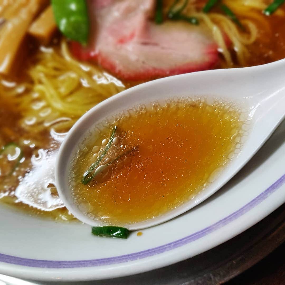つけMen野郎さんのインスタグラム写真 - (つけMen野郎Instagram)「＿＿＿＿＿＿＿＿＿＿＿＿＿＿＿＿＿ 🍜：ラーメン 🏠：たいめいけん(日本橋) ￣￣￣￣￣￣￣￣￣￣￣￣￣￣￣￣￣ 【洋食屋のラーメン】 何度も来ようと思っていたけれどタイミングが合わず、来れていなかった。今日が運命かのようにタイミングが合ってお初たいめいけん。らーめんコーナーで… . ちゃっくどぉ〜ん！！ . 厨房内の景色を目の前にいただくのは何ともスペシャリティで特等席ってかんじ。香味野菜の香りをそこそこに、醤油と出汁が程よく乗っている。野菜の味の出し方から洋食屋っぽさ勝手に感じる。甘めの味付けの大きなメンマとか好きだなぁ。おいしかった。」3月30日 19時13分 - bokurarri
