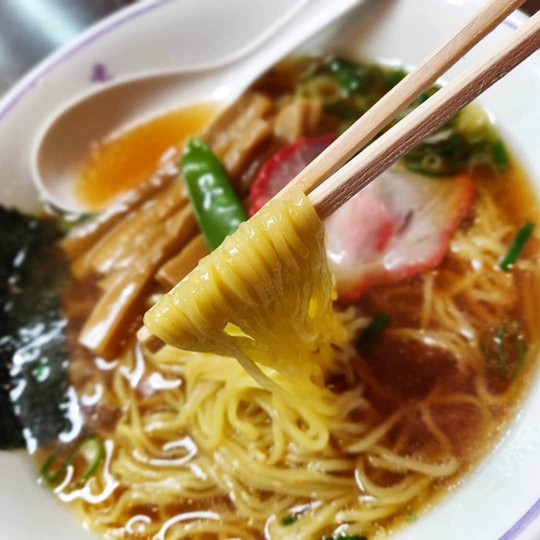 つけMen野郎さんのインスタグラム写真 - (つけMen野郎Instagram)「＿＿＿＿＿＿＿＿＿＿＿＿＿＿＿＿＿ 🍜：ラーメン 🏠：たいめいけん(日本橋) ￣￣￣￣￣￣￣￣￣￣￣￣￣￣￣￣￣ 【洋食屋のラーメン】 何度も来ようと思っていたけれどタイミングが合わず、来れていなかった。今日が運命かのようにタイミングが合ってお初たいめいけん。らーめんコーナーで… . ちゃっくどぉ〜ん！！ . 厨房内の景色を目の前にいただくのは何ともスペシャリティで特等席ってかんじ。香味野菜の香りをそこそこに、醤油と出汁が程よく乗っている。野菜の味の出し方から洋食屋っぽさ勝手に感じる。甘めの味付けの大きなメンマとか好きだなぁ。おいしかった。」3月30日 19時13分 - bokurarri