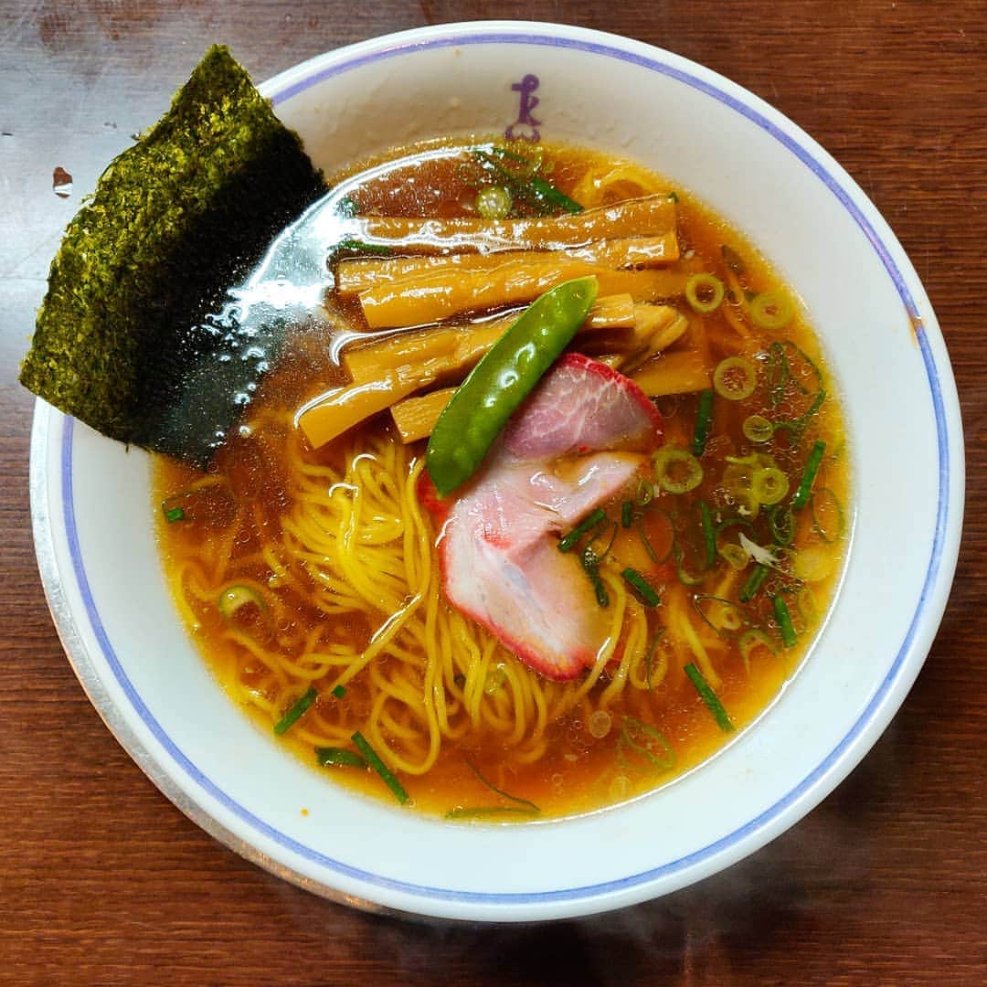 つけMen野郎さんのインスタグラム写真 - (つけMen野郎Instagram)「＿＿＿＿＿＿＿＿＿＿＿＿＿＿＿＿＿ 🍜：ラーメン 🏠：たいめいけん(日本橋) ￣￣￣￣￣￣￣￣￣￣￣￣￣￣￣￣￣ 【洋食屋のラーメン】 何度も来ようと思っていたけれどタイミングが合わず、来れていなかった。今日が運命かのようにタイミングが合ってお初たいめいけん。らーめんコーナーで… . ちゃっくどぉ〜ん！！ . 厨房内の景色を目の前にいただくのは何ともスペシャリティで特等席ってかんじ。香味野菜の香りをそこそこに、醤油と出汁が程よく乗っている。野菜の味の出し方から洋食屋っぽさ勝手に感じる。甘めの味付けの大きなメンマとか好きだなぁ。おいしかった。」3月30日 19時13分 - bokurarri