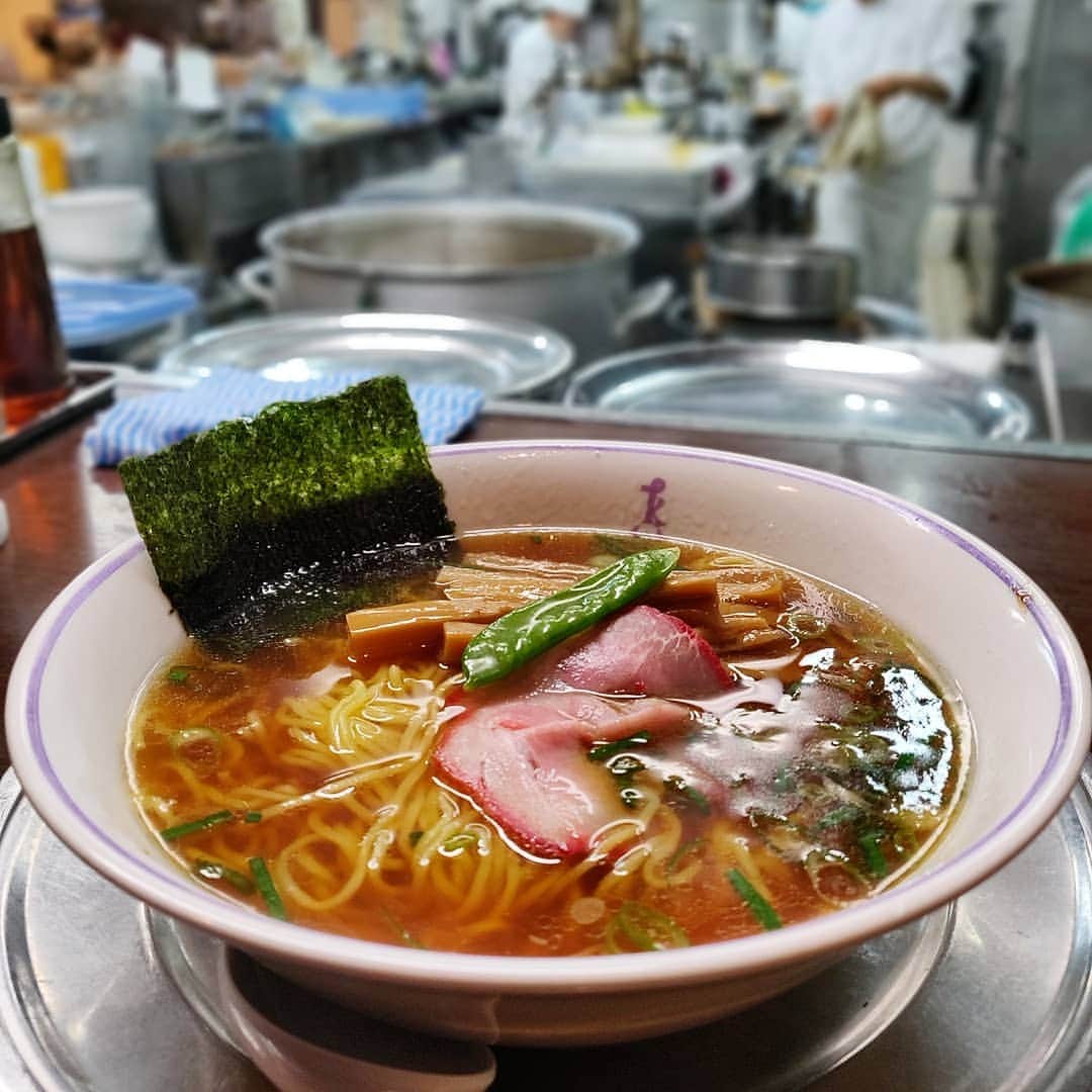 のインスタグラム：「＿＿＿＿＿＿＿＿＿＿＿＿＿＿＿＿＿ 🍜：ラーメン 🏠：たいめいけん(日本橋) ￣￣￣￣￣￣￣￣￣￣￣￣￣￣￣￣￣ 【洋食屋のラーメン】 何度も来ようと思っていたけれどタイミングが合わず、来れていなかった。今日が運命かのようにタイミングが合ってお初たいめいけん。らーめんコーナーで… . ちゃっくどぉ〜ん！！ . 厨房内の景色を目の前にいただくのは何ともスペシャリティで特等席ってかんじ。香味野菜の香りをそこそこに、醤油と出汁が程よく乗っている。野菜の味の出し方から洋食屋っぽさ勝手に感じる。甘めの味付けの大きなメンマとか好きだなぁ。おいしかった。」