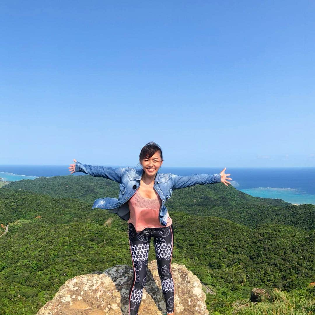 田中律子さんのインスタグラム写真 - (田中律子Instagram)「石垣島、おススメポイント🏔 野底マーペー🌞 下から登るとまーまーあるらしいけど、途中近道があるので、そこから登ると20分ほどで山頂へ❗️私、ビーサンでも登れたけど、スニーカーか、足をホールドしてくれるサンダルがあるといいかも👟頑張って登るとこんな絶景🙌  #石垣島 #tokaiケーブルネットワーク  #田中律子の旅するsup  #野底マーペー  #絶景ポイント  #旅の思い出」3月30日 19時13分 - ri2kotanaka