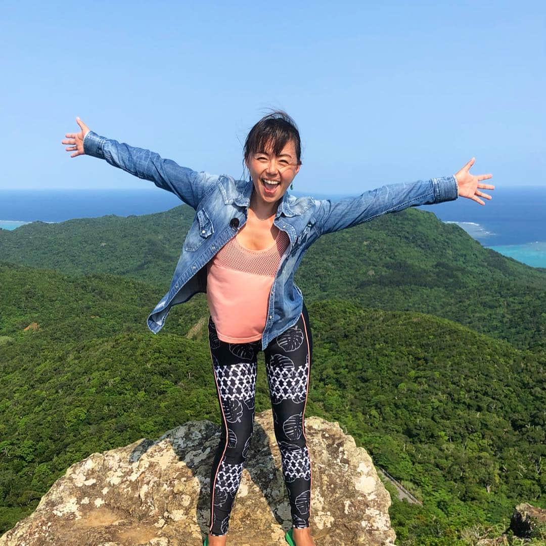 田中律子さんのインスタグラム写真 - (田中律子Instagram)「石垣島、おススメポイント🏔 野底マーペー🌞 下から登るとまーまーあるらしいけど、途中近道があるので、そこから登ると20分ほどで山頂へ❗️私、ビーサンでも登れたけど、スニーカーか、足をホールドしてくれるサンダルがあるといいかも👟頑張って登るとこんな絶景🙌  #石垣島 #tokaiケーブルネットワーク  #田中律子の旅するsup  #野底マーペー  #絶景ポイント  #旅の思い出」3月30日 19時13分 - ri2kotanaka