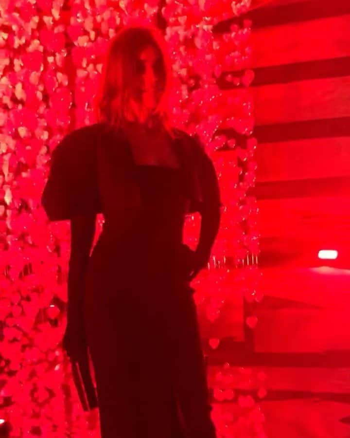 カリーヌ・ロワトフェルドのインスタグラム：「✨ Doha Night at the #loveball2019 with @natasupernova & @almayassabnthamad ! @nakedheartfoundation @alshafallah」