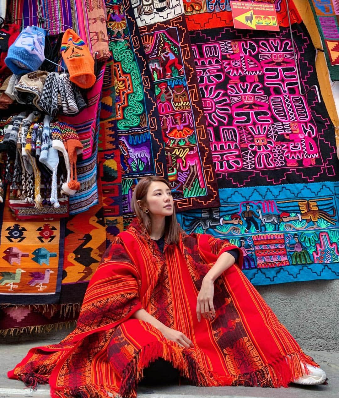 Elva Niさんのインスタグラム写真 - (Elva NiInstagram)「One place must visit in La Paz  The Witches Market 🧙‍♀️ #travelwithelva 🌎 #lapazbolivia  #shotoniphone XR Any other recommendations? #晨曦戰隊」3月30日 19時16分 - misselvani