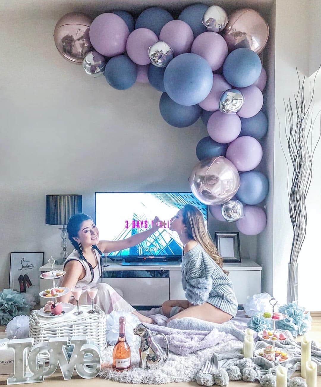 AYAMEさんのインスタグラム写真 - (AYAMEInstagram)「#balloon#party#balloonsart#balloonparty#tflers#design#instapic#photogenic#photospot#twins#sis#ootd#genic_balloon#blogger#bloggerlife#bloggerstyle女会#ホームパーティー#デコレーション#バルーンアート#バルーンデコレーション#バルーン装飾#飾りつけ#出張バルーン#出張バルーンデコレーション#ウェディングパーティー#フォトスポット#フォトジェニック#オトナ女子  バルーンは@lumiere_1102 様が提供してくれた❤︎ メタリック&くすみ系バルーンは海外だとよく見るけど 日本だと珍しいから嬉しい❤︎ . @Lumiere_1102 📩info@lumiere.tokyo.jp ☎︎03-3200-6383」3月30日 19時22分 - l.ayame