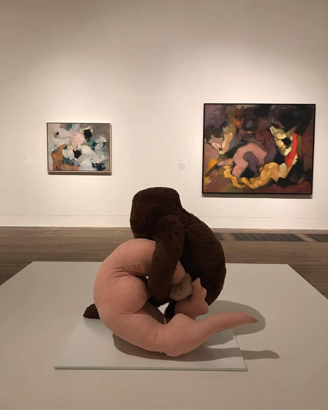 Rie fuさんのインスタグラム写真 - (Rie fuInstagram)「Dorothea Tanning @tate modern 👁 One if the best exhibitions I’ve seen recently. Her style has changed over the years, but after seeing the transition, I realized that seeing her artwork is like being inside a womb. シュルレアリズム画家マックス・エルンストの妻だったドロテア・タニング。個人的にここ最近観たエキシビションの中で一番ツボにハマった。自分の脳内を見てるような感覚にも。抽象画になっていったり、謎のぬいぐるみを作ったりスタイルが変わっていった彼女だが、一貫して感じたのは、女性の子宮の中にいるような感覚。#dorotheatanning #tatemodern #london #uk #art #installation #exhibition #surrealism #painting」3月30日 19時23分 - riefuofficial