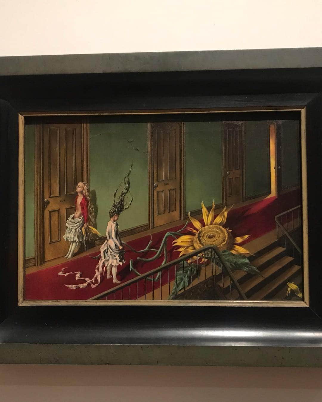 Rie fuさんのインスタグラム写真 - (Rie fuInstagram)「Dorothea Tanning @tate modern 👁 One if the best exhibitions I’ve seen recently. Her style has changed over the years, but after seeing the transition, I realized that seeing her artwork is like being inside a womb. シュルレアリズム画家マックス・エルンストの妻だったドロテア・タニング。個人的にここ最近観たエキシビションの中で一番ツボにハマった。自分の脳内を見てるような感覚にも。抽象画になっていったり、謎のぬいぐるみを作ったりスタイルが変わっていった彼女だが、一貫して感じたのは、女性の子宮の中にいるような感覚。#dorotheatanning #tatemodern #london #uk #art #installation #exhibition #surrealism #painting」3月30日 19時23分 - riefuofficial