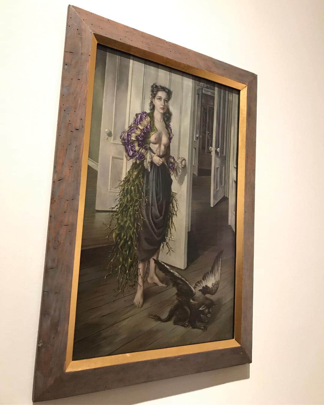 のインスタグラム：「Dorothea Tanning @tate modern 👁 One if the best exhibitions I’ve seen recently. Her style has changed over the years, but after seeing the transition, I realized that seeing her artwork is like being inside a womb. シュルレアリズム画家マックス・エルンストの妻だったドロテア・タニング。個人的にここ最近観たエキシビションの中で一番ツボにハマった。自分の脳内を見てるような感覚にも。抽象画になっていったり、謎のぬいぐるみを作ったりスタイルが変わっていった彼女だが、一貫して感じたのは、女性の子宮の中にいるような感覚。#dorotheatanning #tatemodern #london #uk #art #installation #exhibition #surrealism #painting」