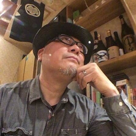 森田繁のインスタグラム：「昨夜は、荻窪の「やきとり雅」にて定期的に開催される「吟醸酒を楽しむ会」。 このあと泥酔した帰り道でスネを縁石に強打し、悶絶することになるなど知る由もないまま旨酒に胸踊らせて開栓を待つ。」