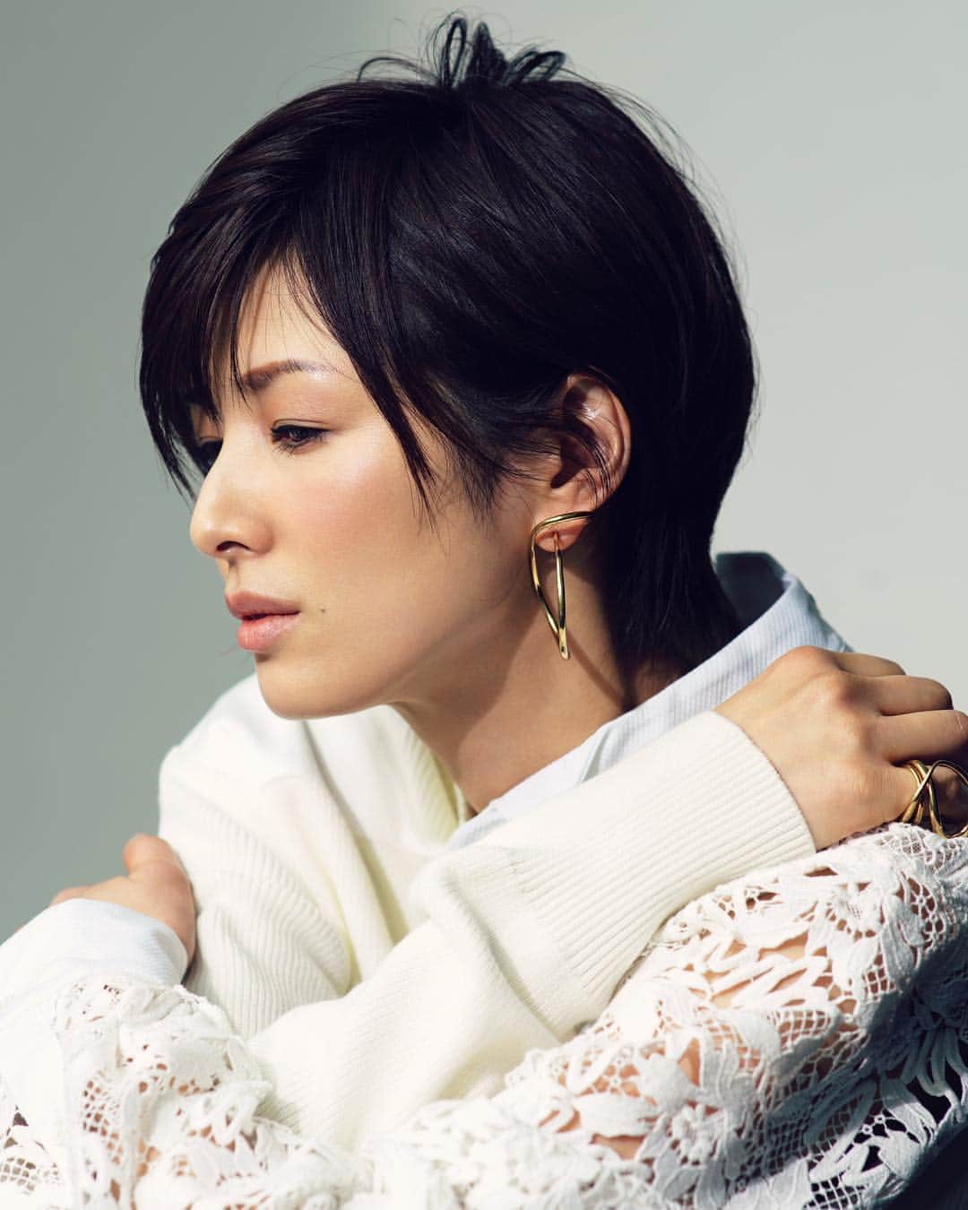 長山一樹のインスタグラム：「最新号の雑誌GLOWの表紙と中ページにて吉瀬美智子さんの撮影を担当させていただきました。 #ngympicture  @glow_tkj  Model @michikokichise  Stylist #道端亜未  Hairmake #山下景子  #glow #cover #hasselblad #h6d #kazukinagayama #長山一樹」