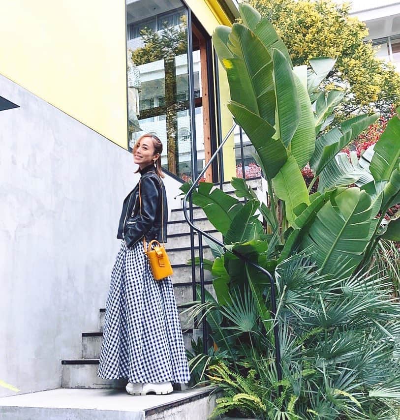 RisaWisteriaのインスタグラム：「S h o p p i n g .  #fashion#theme#skirt#prada#sneakers#kicks#maxiskirt#snap#tokyo#shopping#charlesandkeith」