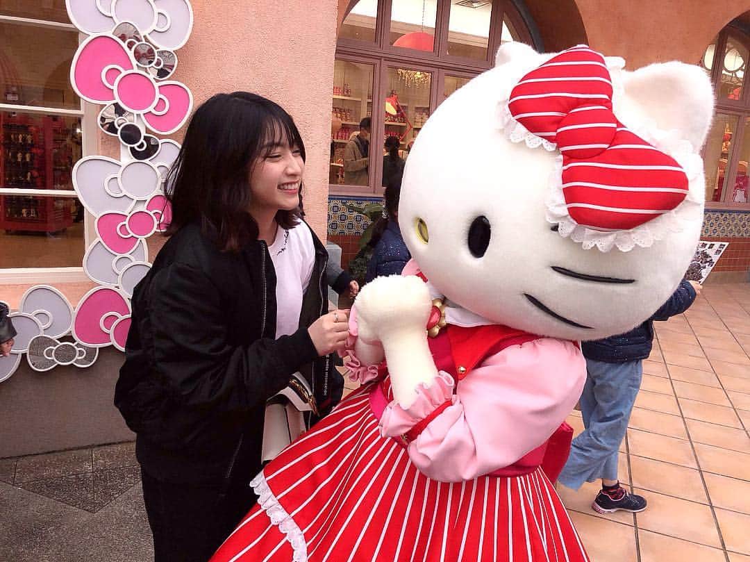 永井理子のインスタグラム：「めちゃめちゃ嬉しそうだけど、 写真のときいっつもバッグあいてる。。。 . 今夜もラジオ聞いてくださいな🙏🏻」