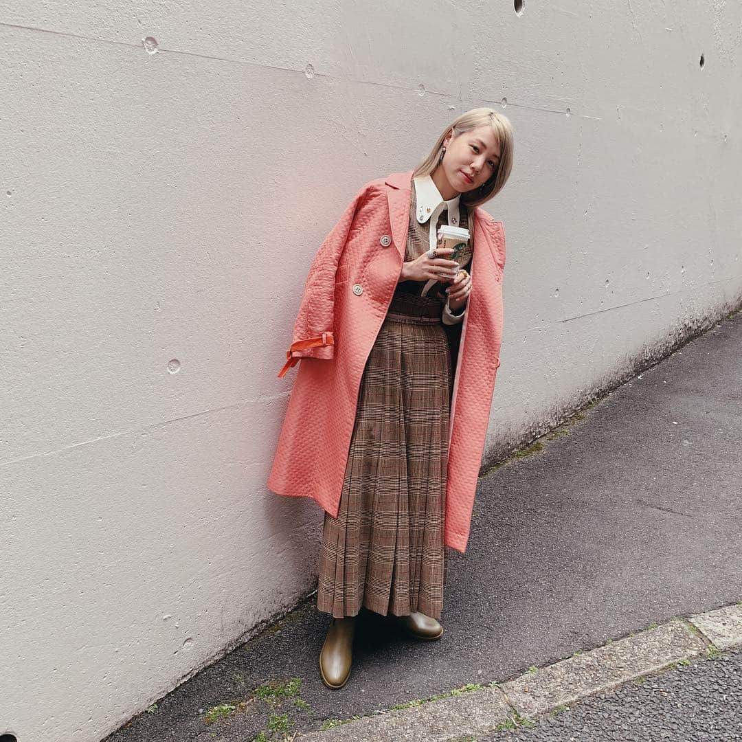 佐々木茜さんのインスタグラム写真 - (佐々木茜Instagram)「. . 今日は仕事🌱 雨予報だったので レインブーツ履いて ブラウンベースの襟の形が可愛い チェックのセットアップを着ていました 思ったより寒くてアウターを手放せなかった🌸 もう3月も終わりなのに、、 雨の日って無性にチェックを着たくなります、 なぜ、、🧐 先日小布施堂の桜餅を食べて、 栗あんの茶とピンクの生地、 カーキの桜の葉がとっても可愛かったので 今日はそんな栗あん桜餅カラーでした🌸🍡🌰 . set up @gyf_tokyo  coat @lampharajuku.records  rain boots @beams_official  スタバの中身はカモミールティーラテ🌼 . #gyf_tokyo #ギャフトーキョー #gyfsponsored」3月30日 19時36分 - akane_madder2