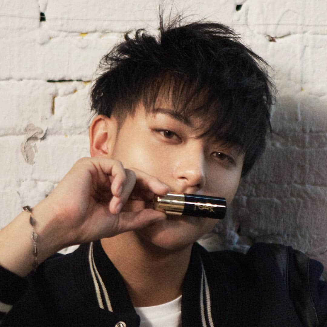 Yves Saint Laurent Beautyさんのインスタグラム写真 - (Yves Saint Laurent BeautyInstagram)「Your perfect partner for golden hour. Find out how to apply on our latest season of DARE OR DARE, now on our IGTV @hztttao ALL HOURS FOUNDATION STICK #yslbeauty #allhours #boysdare #dareordare」3月30日 19時39分 - yslbeauty