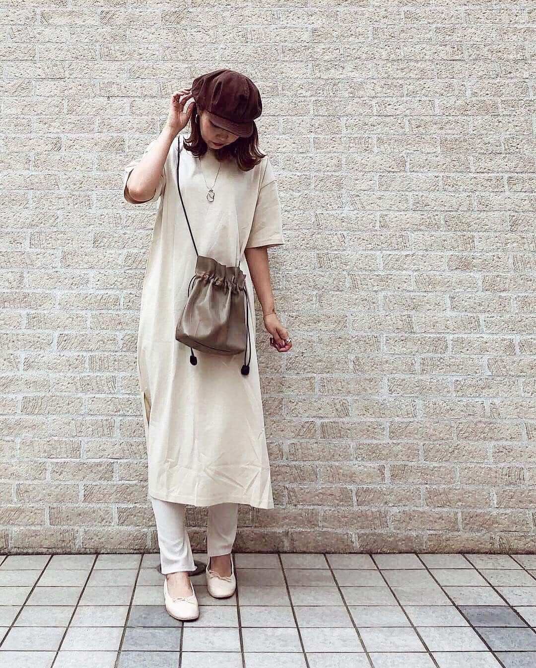 nanaさんのインスタグラム写真 - (nanaInstagram)「ㅤ ㅤ 2019.3.30 Sat #nanacoordinate 𓇼 ななコ 🐼ㅤ ㅤ ㅤ beige 𓇬 brown 𓃟𓃻 blogに詳しく書きます✎*。 ━━━━━☞blogへはtopからﾄﾍﾞﾏｽ𓅩𓂃 ㅤㅤ ㅤ ㅤ ｿﾛｿﾛTシャツﾜﾝﾋﾟを集めにかかりました𓂅 見つけたのは @honeysofficial のｱｸｾ付𓆸*ﾟ ﾍﾞｰｼﾞｭでｻｲﾄﾞｽﾘｯﾄも丈もﾒﾁｬｸﾁｬいい感じ𓀠𓀠𓀠 ｻﾗｯと着心地も良き𓃻 ㅤ ﾚｷﾞﾝｽは @uniqlo のん𓂬*ﾟ ㅤ 久しぶりのｷｬｽは @senseofgracetokyo のん𓋜 ｸﾘｯﾌﾟ📎の刺繍が可愛いねんｹﾄﾞ映ってへん𓀤𓀤𓀤 ﾏﾀｳﾂｼﾏｽ𓀿 ㅤ ㅤ 今日はｺﾚｶﾗ、ｼﾁｭｰとｱｽﾊﾟﾗﾍﾞｰｺﾝ巻き𓀠 ｼﾁｭｰ明日の分残るｶﾅ?? ㅤ ㅤ ㅤ  ㅤ #ワンピース #onepiece #honeys #ハニーズ #ハニマニ #pr #outfit #fashion #ootd #coordinate #大人カジュアル  #locari mery  #beaustagrammer  #シンプルコーデ #プチプラコーデ  #mineby3mootd #instafashion #fashionblogger #fashionista #데일리록 #코디 #옷스타그램 #멋스타그램 #穿搭 #오오티디  #패션스타그램일상 #楽天roomに載せてます #roomインフルエンサー」3月30日 19時44分 - nanapanda517