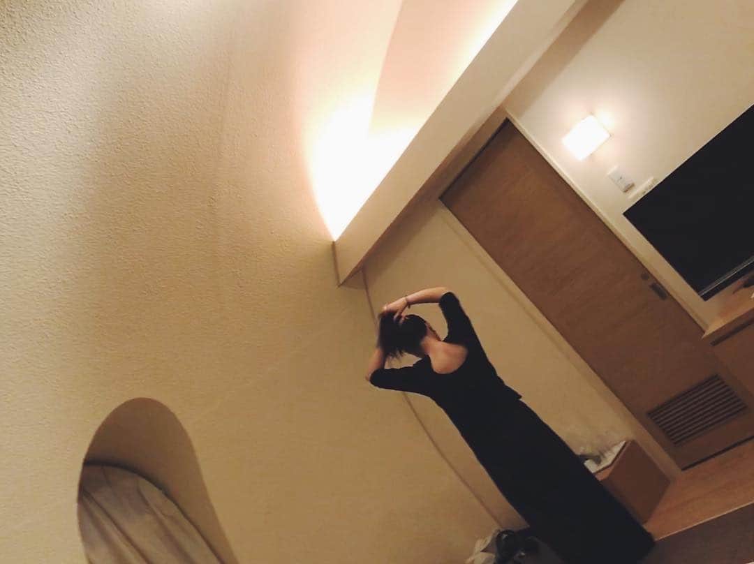 のインスタグラム：「髪が、 髪が、 髪が、 上で結べるくらい伸びました👏🏻行く末どーしよ。 _ このトップス、後ろの開き具合が綺麗で、前からみたラインも綺麗見せてくれるからヘビロテ中🙌🏻←わかりにくいかw」