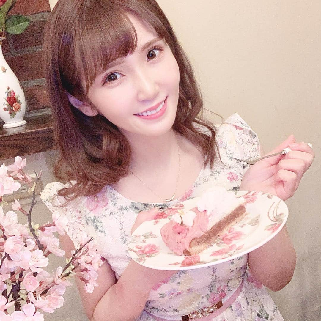 五十嵐茉優さんのインスタグラム写真 - (五十嵐茉優Instagram)「ㅤ ずっと気になっていた @cafe_acorite 🍰！ ㅤ 青木みさこちゃんプロデュースの 桜モンブランを食べてきました🌸 すごく美味しかった（ ; ; ）！ ㅤ お洋服はピンクのケーキにあわせて @tocco_closet のワンピースをきたよ〜 ㅤ #美❤︎桜ケーキセット #カフェアコリット #目白カフェ #桜スイーツ #桜のモンブラン #カフェ巡り #カフェスタグラム #cafestagram #かわ育 #fasmees」3月30日 19時48分 - mau08us