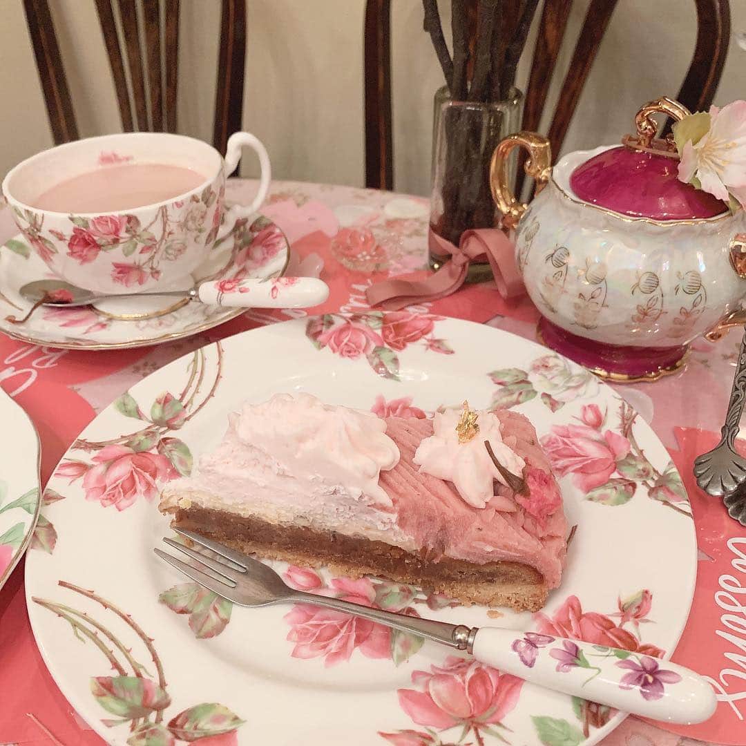 五十嵐茉優さんのインスタグラム写真 - (五十嵐茉優Instagram)「ㅤ ずっと気になっていた @cafe_acorite 🍰！ ㅤ 青木みさこちゃんプロデュースの 桜モンブランを食べてきました🌸 すごく美味しかった（ ; ; ）！ ㅤ お洋服はピンクのケーキにあわせて @tocco_closet のワンピースをきたよ〜 ㅤ #美❤︎桜ケーキセット #カフェアコリット #目白カフェ #桜スイーツ #桜のモンブラン #カフェ巡り #カフェスタグラム #cafestagram #かわ育 #fasmees」3月30日 19時48分 - mau08us