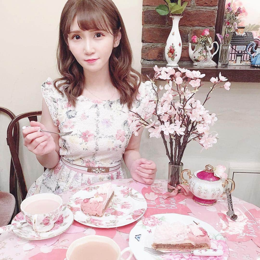 五十嵐茉優さんのインスタグラム写真 - (五十嵐茉優Instagram)「ㅤ ずっと気になっていた @cafe_acorite 🍰！ ㅤ 青木みさこちゃんプロデュースの 桜モンブランを食べてきました🌸 すごく美味しかった（ ; ; ）！ ㅤ お洋服はピンクのケーキにあわせて @tocco_closet のワンピースをきたよ〜 ㅤ #美❤︎桜ケーキセット #カフェアコリット #目白カフェ #桜スイーツ #桜のモンブラン #カフェ巡り #カフェスタグラム #cafestagram #かわ育 #fasmees」3月30日 19時48分 - mau08us