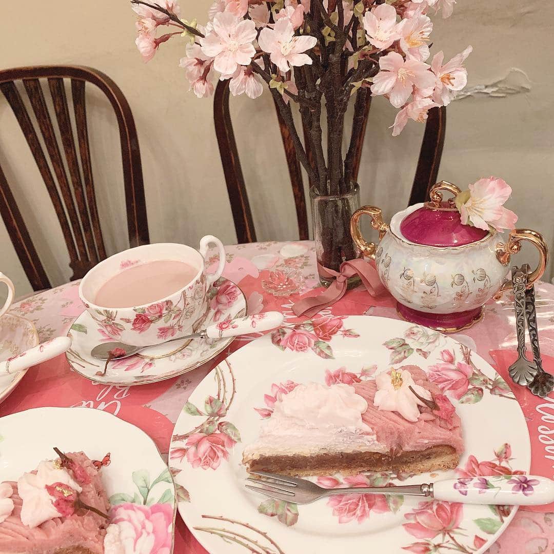 五十嵐茉優さんのインスタグラム写真 - (五十嵐茉優Instagram)「ㅤ ずっと気になっていた @cafe_acorite 🍰！ ㅤ 青木みさこちゃんプロデュースの 桜モンブランを食べてきました🌸 すごく美味しかった（ ; ; ）！ ㅤ お洋服はピンクのケーキにあわせて @tocco_closet のワンピースをきたよ〜 ㅤ #美❤︎桜ケーキセット #カフェアコリット #目白カフェ #桜スイーツ #桜のモンブラン #カフェ巡り #カフェスタグラム #cafestagram #かわ育 #fasmees」3月30日 19時48分 - mau08us