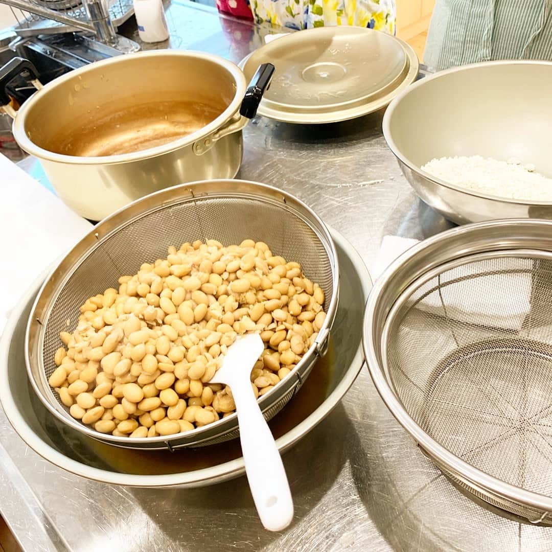 川田御早希さんのインスタグラム写真 - (川田御早希Instagram)「手作り味噌のレッスン 半年後の出来上がりが楽しみです！  #味噌作り教室  #手作り味噌作り  #味噌仕込み  #引き寄せ #上機嫌 #いい気分 #今幸せでいよう  #今を楽しむ」3月30日 19時49分 - misaki_kawada