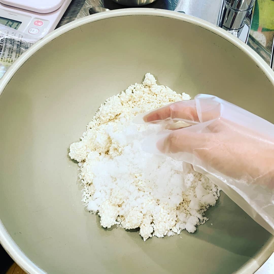 川田御早希さんのインスタグラム写真 - (川田御早希Instagram)「手作り味噌のレッスン 半年後の出来上がりが楽しみです！  #味噌作り教室  #手作り味噌作り  #味噌仕込み  #引き寄せ #上機嫌 #いい気分 #今幸せでいよう  #今を楽しむ」3月30日 19時49分 - misaki_kawada