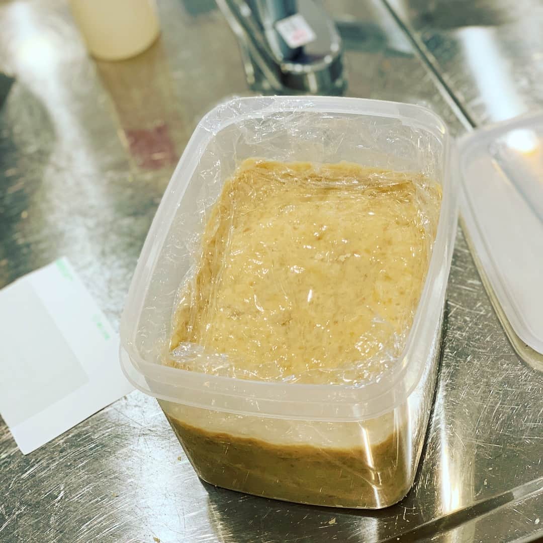 川田御早希さんのインスタグラム写真 - (川田御早希Instagram)「手作り味噌のレッスン 半年後の出来上がりが楽しみです！  #味噌作り教室  #手作り味噌作り  #味噌仕込み  #引き寄せ #上機嫌 #いい気分 #今幸せでいよう  #今を楽しむ」3月30日 19時49分 - misaki_kawada