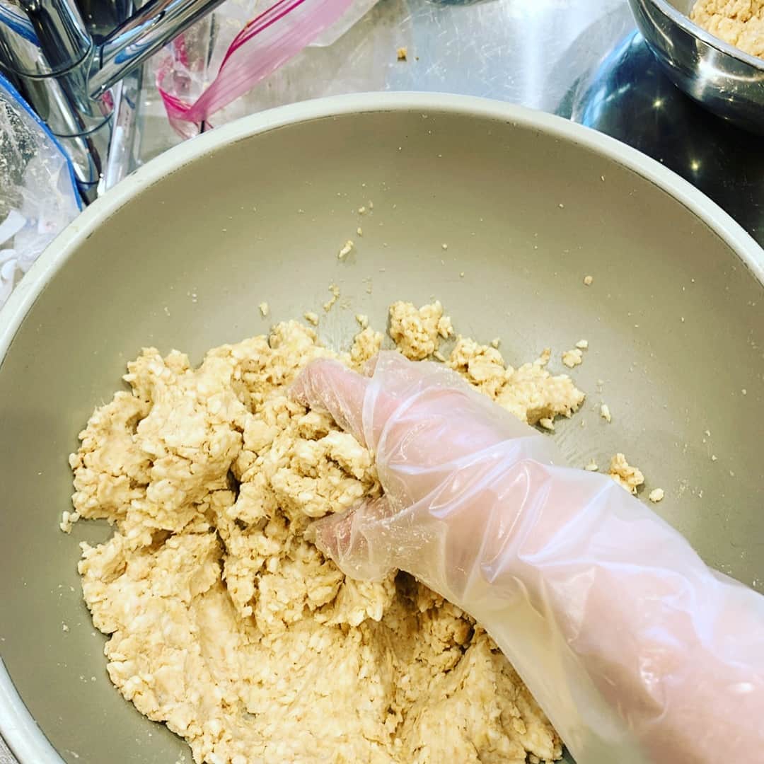 川田御早希さんのインスタグラム写真 - (川田御早希Instagram)「手作り味噌のレッスン 半年後の出来上がりが楽しみです！  #味噌作り教室  #手作り味噌作り  #味噌仕込み  #引き寄せ #上機嫌 #いい気分 #今幸せでいよう  #今を楽しむ」3月30日 19時49分 - misaki_kawada