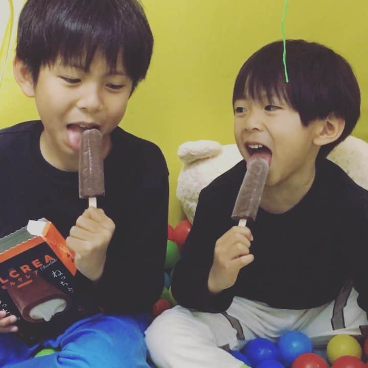 福長優のインスタグラム：「❤︎ お風呂あがりは 毎日アイスを食べる男子🍦 1箱食べたい！と2人でコソコソしてた。 ・ ・ #次男はアイス食べる時も変顔 #甘党男子  #ミルクレア #ミルクレア赤子モデル  #赤子乳業  #毎日アイスは私もです」