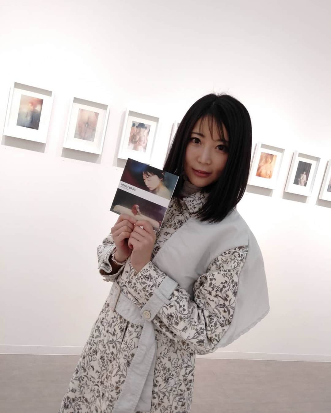 七菜乃さんのインスタグラム写真 - (七菜乃Instagram)「#ニアリーイコール展 ありがとうございました！ 明日は最終日❣️ 11時から17時までです！ 恵比寿 弘重ギャラリーにて @hiroshigegallery  お待ちしてます！ @nana7nano.nananano  @otsukasaki_  作品も作品集も、宜しくお願いします。」3月30日 20時04分 - nananano.nano