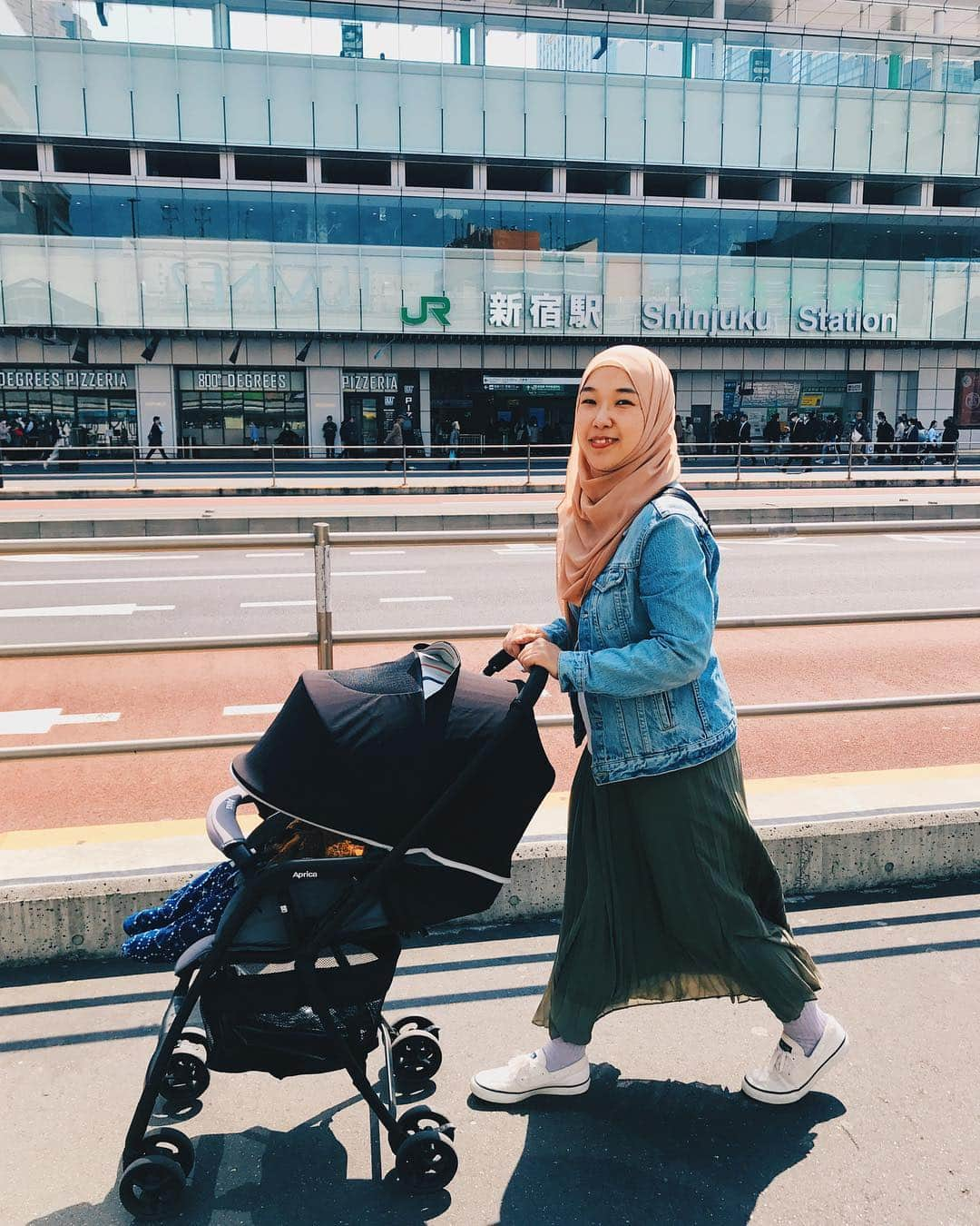 Risa Mizunoさんのインスタグラム写真 - (Risa MizunoInstagram)「After I completed my Pantang in Malaysia(Yes, I did Pantang), we came back to Japan! Also we’ve just moved into our new place in Shinjuku. Alhamdulillah✨ I’m excited about our new life here in Tokyo again🌸  #japanesemuslim #japanesemuslimah #muslim #muslimah #japan #tokyo #shinjuku #japanese #muslimahtokyo #hijab #travel #日本人ムスリム #日本 #東京 #国際結婚 #🇲🇾 #🇯🇵」3月30日 19時57分 - muslimahtokyo