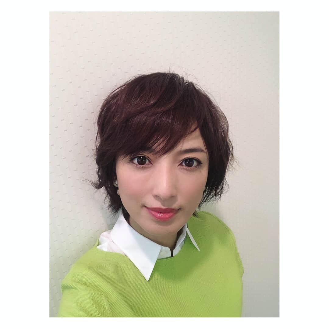 望月理恵さんのインスタグラム写真 - (望月理恵Instagram)「今日は鮮やかな緑の衣装でした。 春ですね〜。 東京は桜が満開🌸  #今日は髪をくるくるに巻かれました。 #アプリ使ってますから。」3月30日 20時04分 - mochiee28